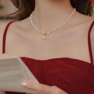 A women's design accessory imitating pearl necklace女士项链