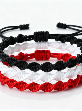 A sweet gift for a girl by weaving a bracelet女孩甜美手绳