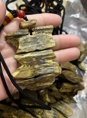 天然奇楠沉香手工雕刻车挂钥匙扣