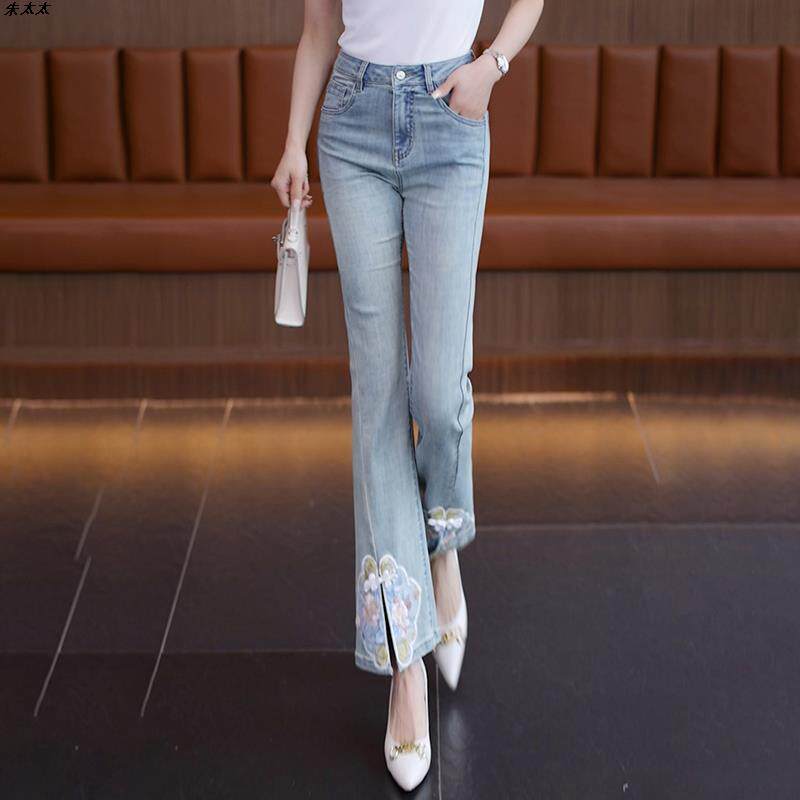 朱太太国风刺绣新中式牛仔微喇裤女春秋2026新款复古浅色九分开叉