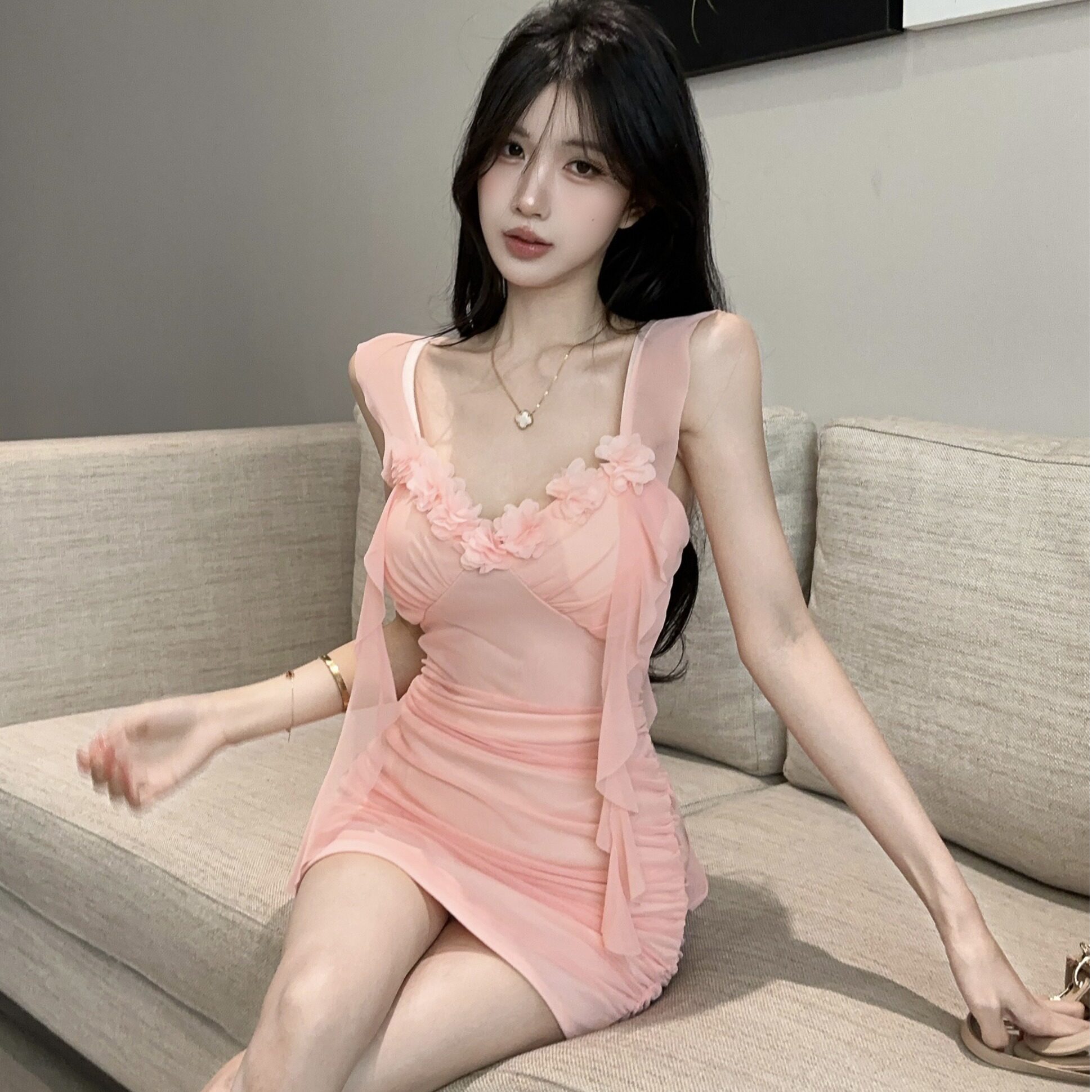 设计感纯欲风网纱吊带连衣裙女2026夏季新款性感低胸修身包臀短裙