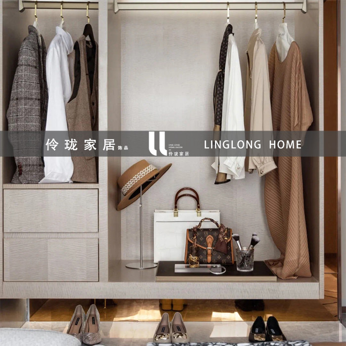现代简约暖咖调样板房衣帽间全屋定制展厅衣柜服饰包软装饰品摆件