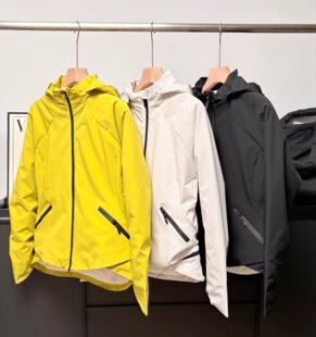 西班牙机能户外日常女士冲锋衣连帽拉链设计感保暖棉服外套