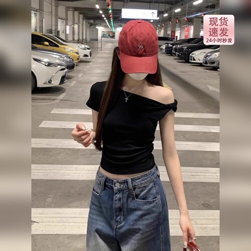 纯欲风黑色短款斜肩扭结短袖T恤女夏季修身褶皱辣妹miu系露肩上衣