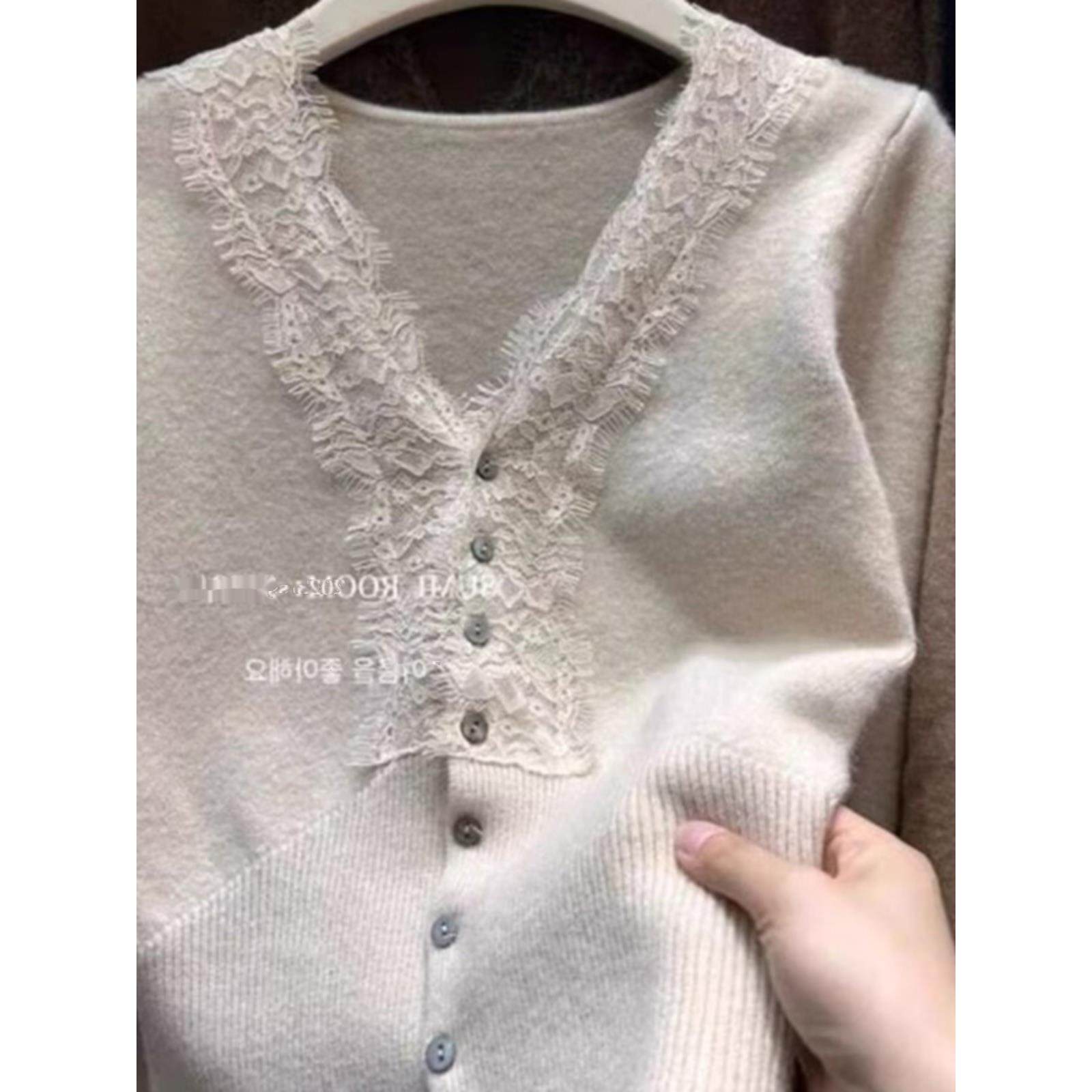 山羊绒法式复古蕾丝拼接V领毛衣女2025年冬季款百搭打底针织开衫,女装/女士精品,羊绒衫,淘宝优惠券,粉丝福利购,淘宝优惠卷