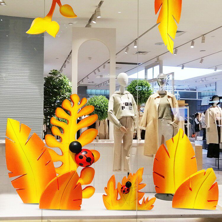 秋季氛围场景布置商场服装店橱窗节日装扮用品