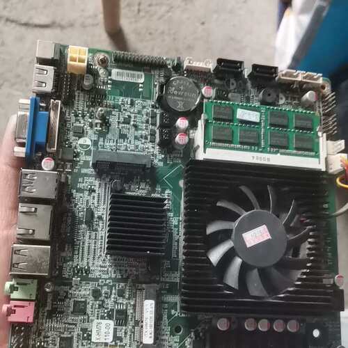 议价ITX HM76工控主板，17×17规格，带散热。接口齐