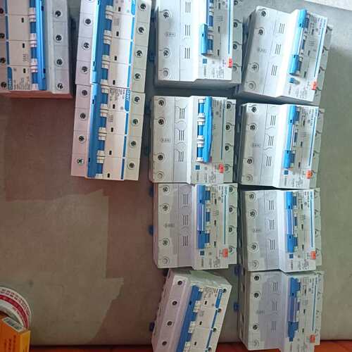 议价装柜剩下的Dz158LE一125，80A4个Dz158LE一