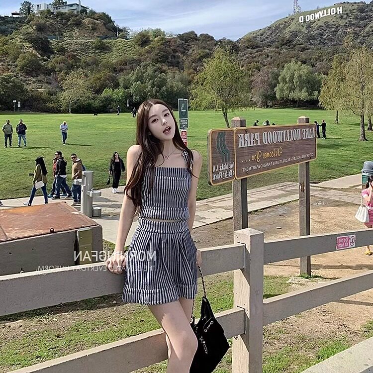 俏皮减龄竖条小香针织背带扣背心+马甲+半身裙套装女夏