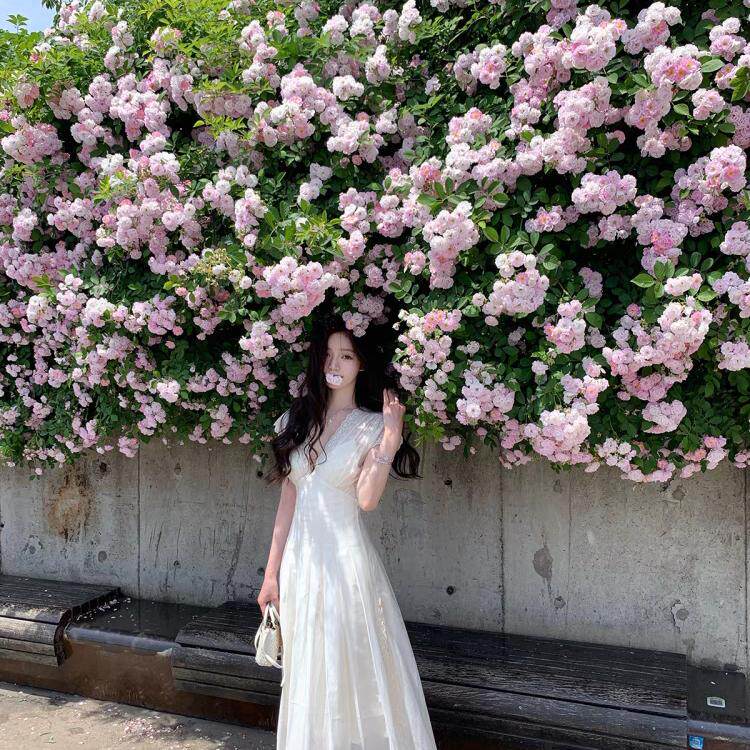法式白色蕾丝V领连衣裙女夏甜美收腰裙高级感显瘦修身宽肩带裙子