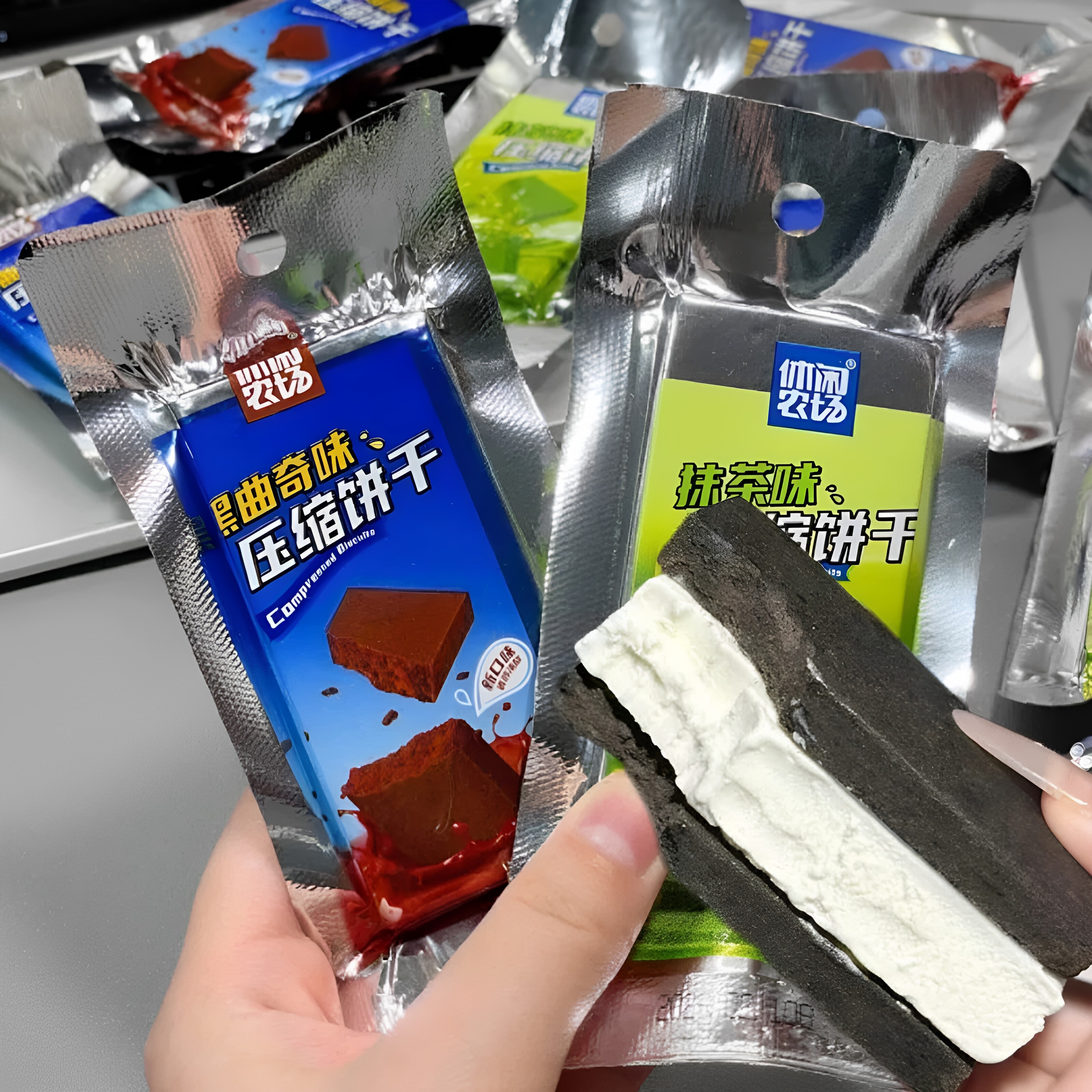 休闲农场压缩饼干抹茶黑曲奇巧克力味饼干代餐奥饱腹解馋利奥零食