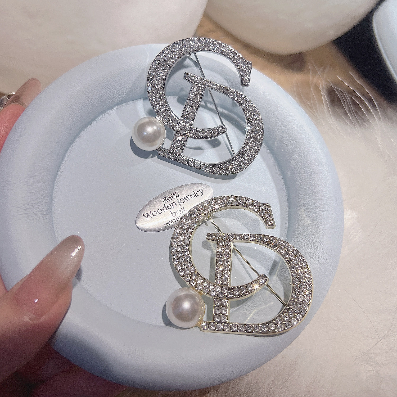 时尚满钻精致字母cd胸针女珍珠水钻别针大衣毛衣胸花包包装饰配饰,饰品/流行首饰/时尚饰品新,胸针,淘宝优惠券,粉丝福利购,淘宝优惠卷