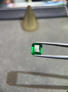 天然赞比亚祖母绿 4.93ct 一号色GRS证书微油Vivid Green面大底薄