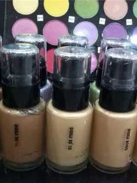 魅卡color studio遮瑕温柔保湿粉底液紫色绿色温柔保湿粉底液