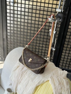 优草坊复古印花信封小方包女2025新款轻奢老花百搭邮差腋下链条包