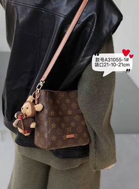 优草坊女包2025新时尚百搭单肩斜挎包高级感小众设计水桶包31055