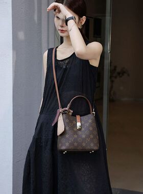 优草坊2025秋冬新款潮包老花大牌简约百搭女士单肩斜挎小包水桶包
