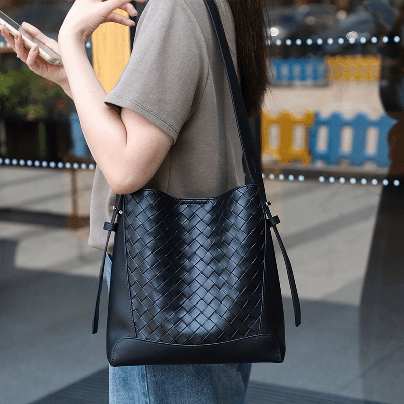 法国真皮百搭大容量水桶包