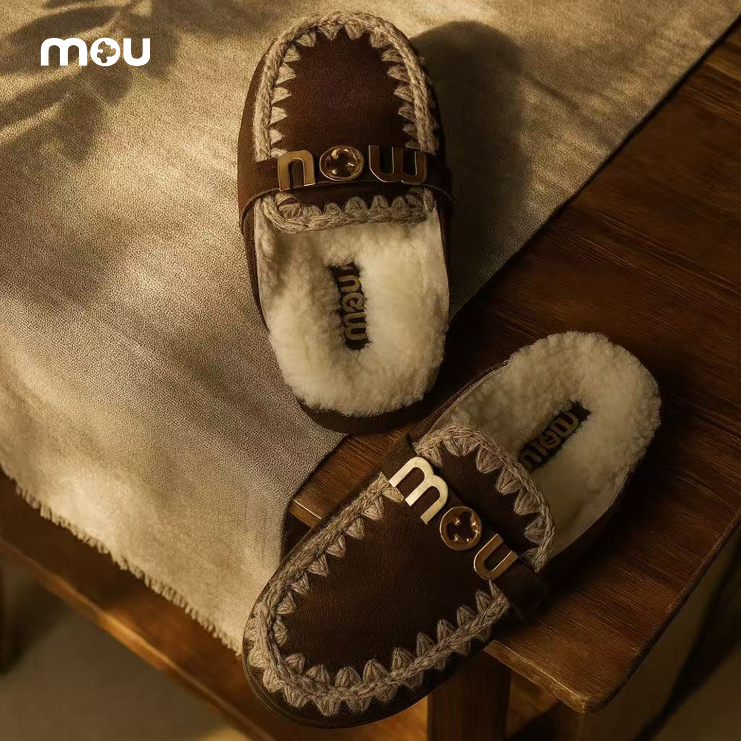 mou2025秋冬新款女士羊毛暖感后空金属Logo毛拖鞋