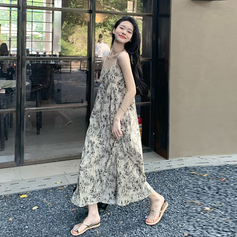 卡其色法式吊带连衣裙女夏2025新款云南穿搭小个子碎花沙滩长裙子