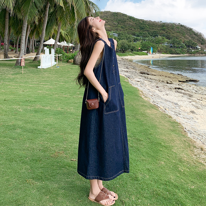 牛仔蓝韩版宽松显瘦慵懒风连衣裙女2025夏季新款度假风牛仔背心裙