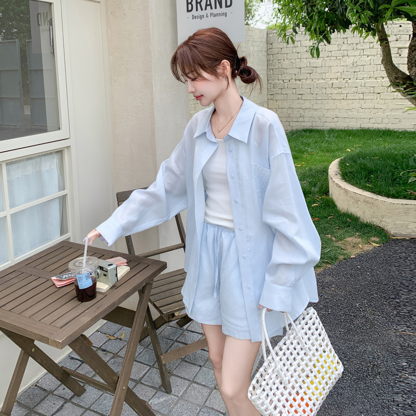 蓝色小心机蕾丝露背防晒衬衫套装女2025年夏季新款阔腿短裤两件套