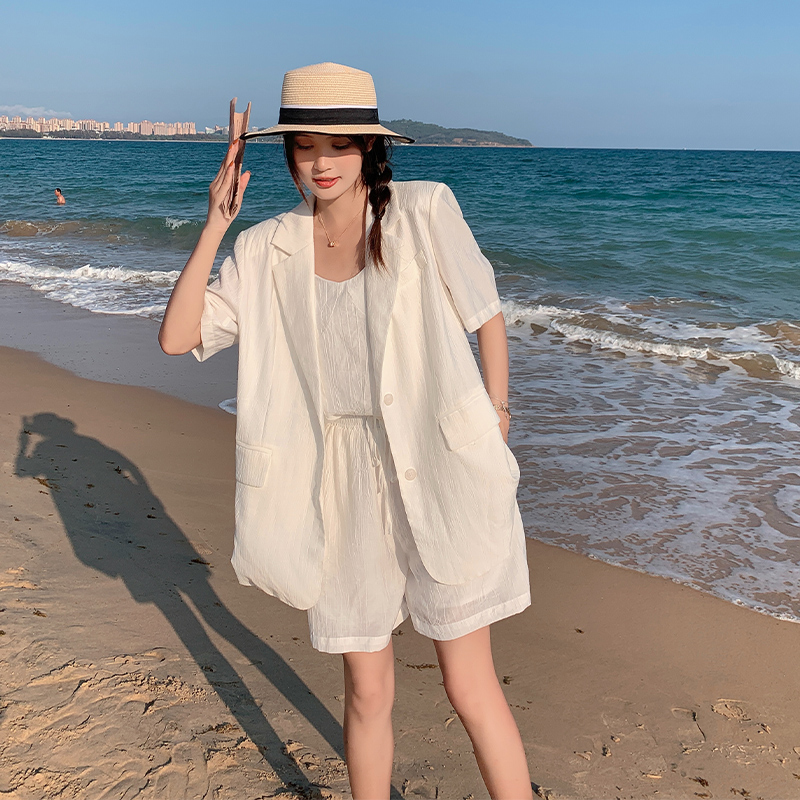 白色高级感防晒薄西装套装女夏2025新款设计感气质休闲短裤三件套
