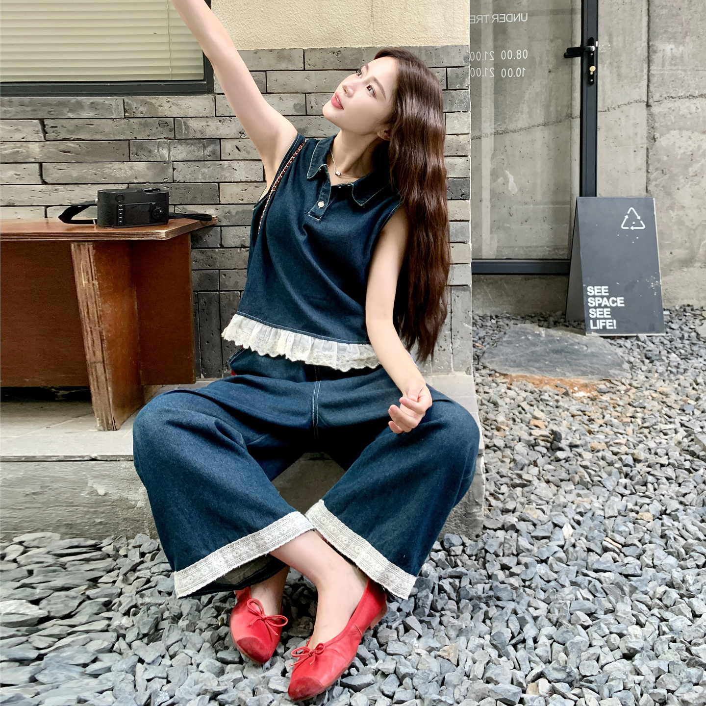 牛仔蓝时尚蕾丝拼接牛仔套装女2025夏季新款无袖上衣阔腿裤两件套