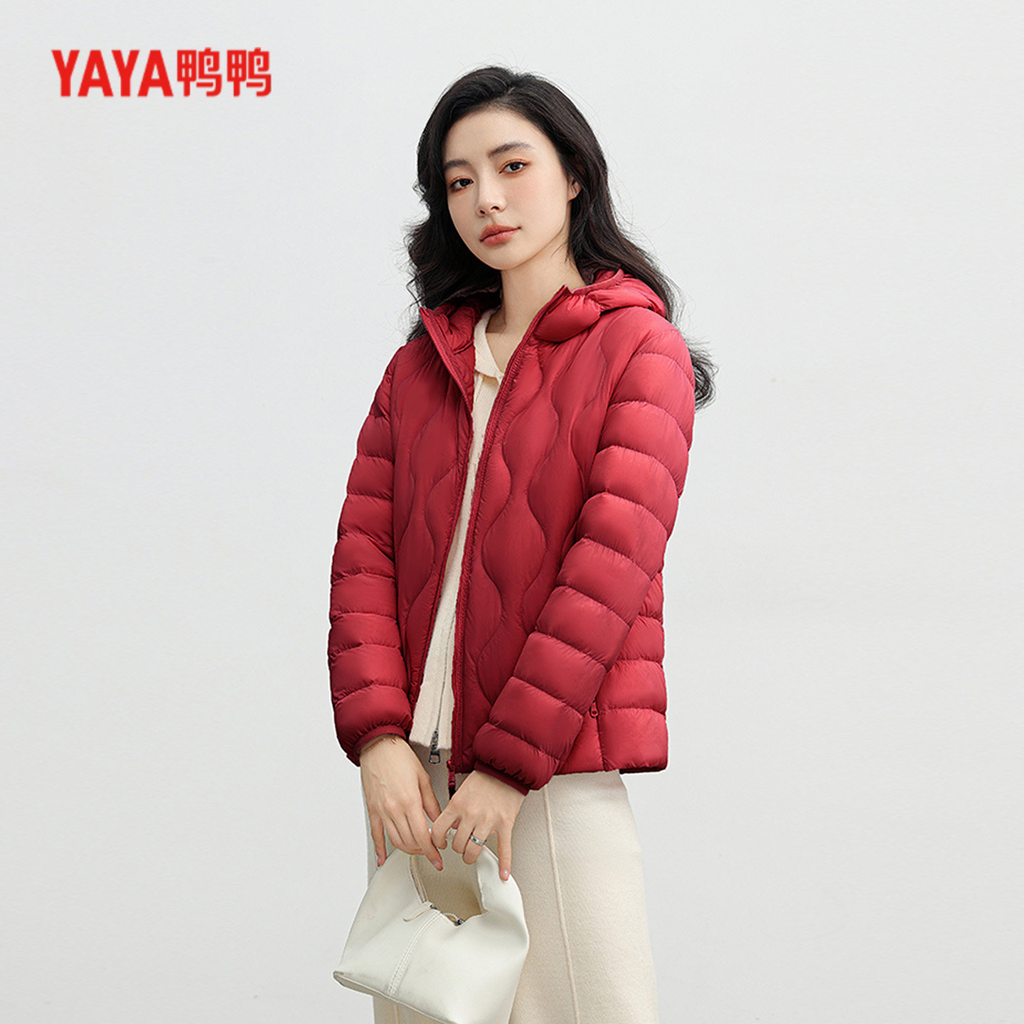 鸭鸭轻薄羽绒服女士2026秋冬时尚百搭休闲短款连帽修身保暖厚外套