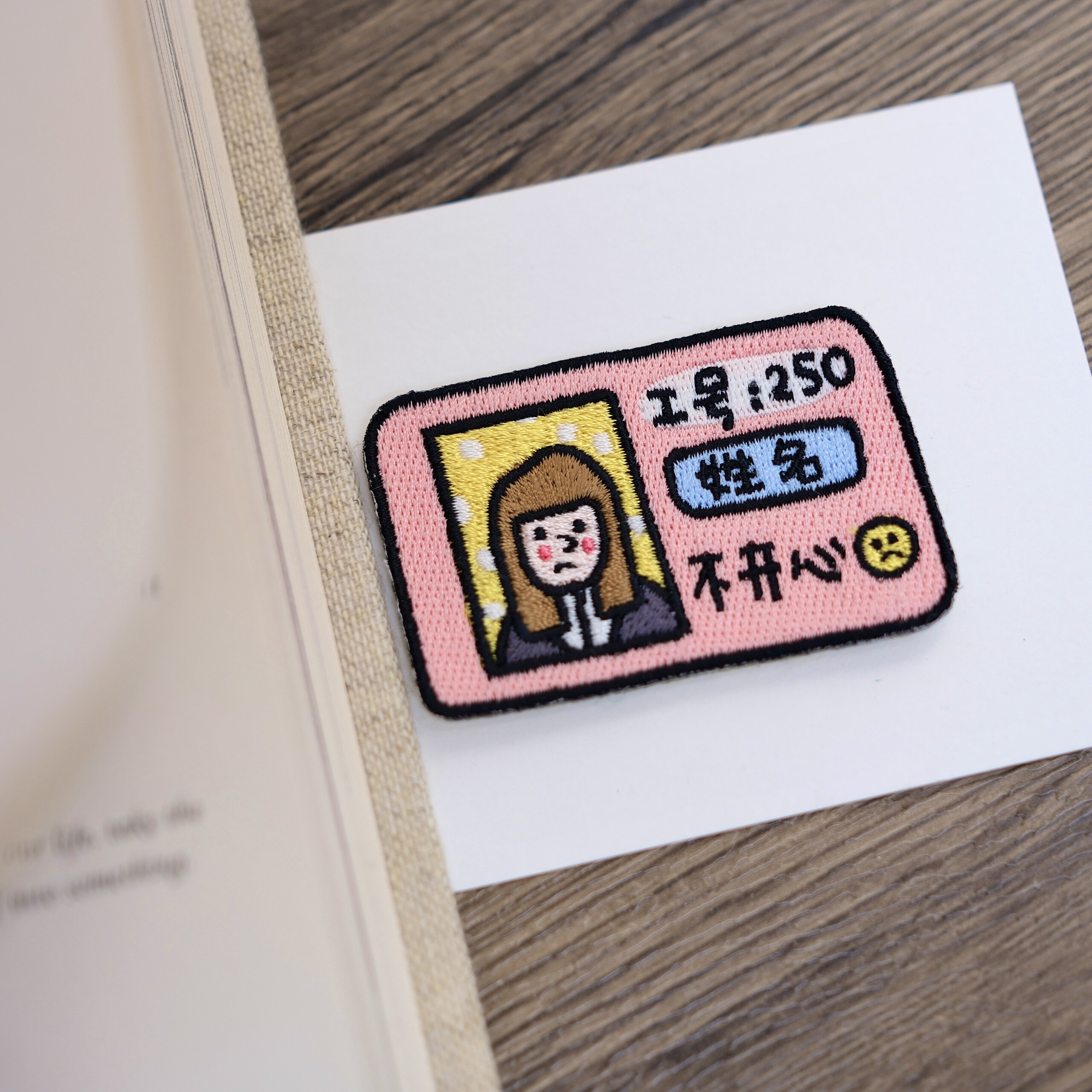 韩国进口可爱卡通人物胸针徽章刺绣布贴补丁贴工牌卡通可爱补丁