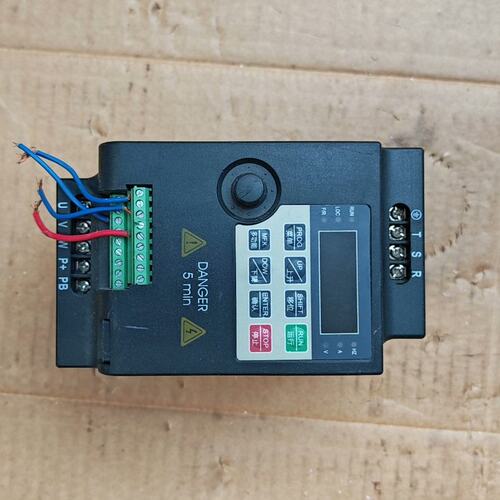 可维修-德佛斯变频器FS1000-2R2G/4P拆机一台，成色如图实-询价