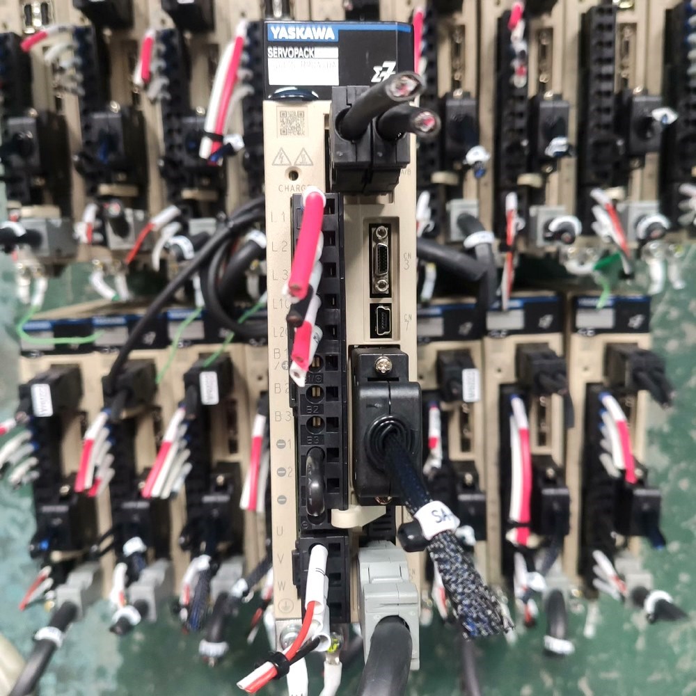 安川驱动器 SGD7S-R90A10A100W 成色漂亮 议价