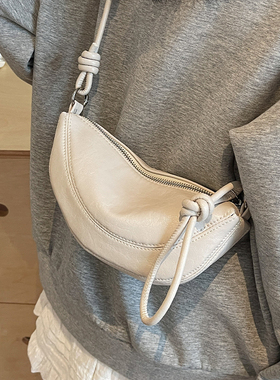 小众设计高级质感饺子包2025夏季新款流行单肩包百搭通勤马鞍包