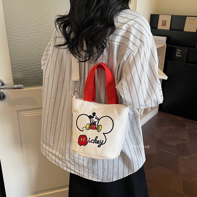 韩版小众设计简约百搭手拎包包女2026春季新款卡通帆布斜挎水桶包