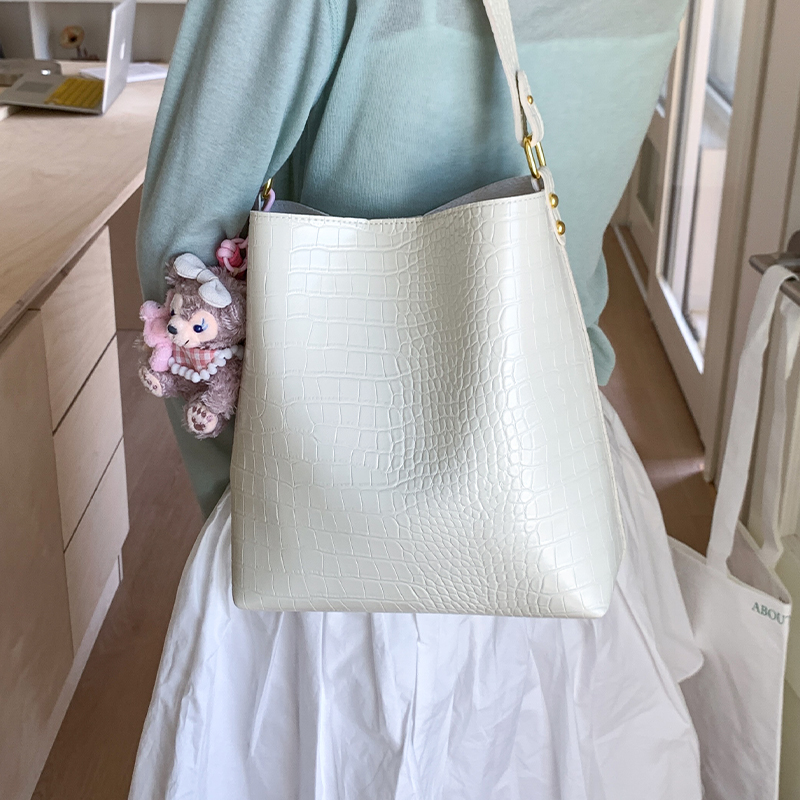 大容量鳄鱼纹水桶包单肩包