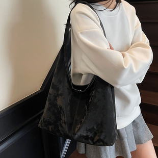 休闲单肩腋下包斜挎包包女夏2025新款 简约女式 大容量通勤单肩托特
