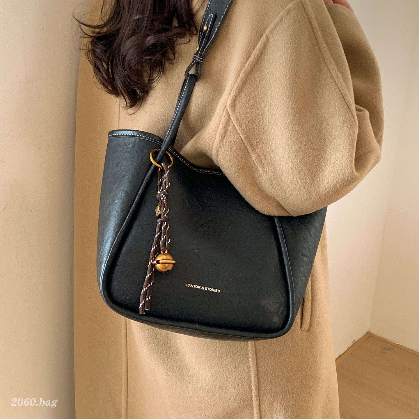 休闲气质时尚潮水桶包包2025新款女大容量通勤外出巨能装单肩包