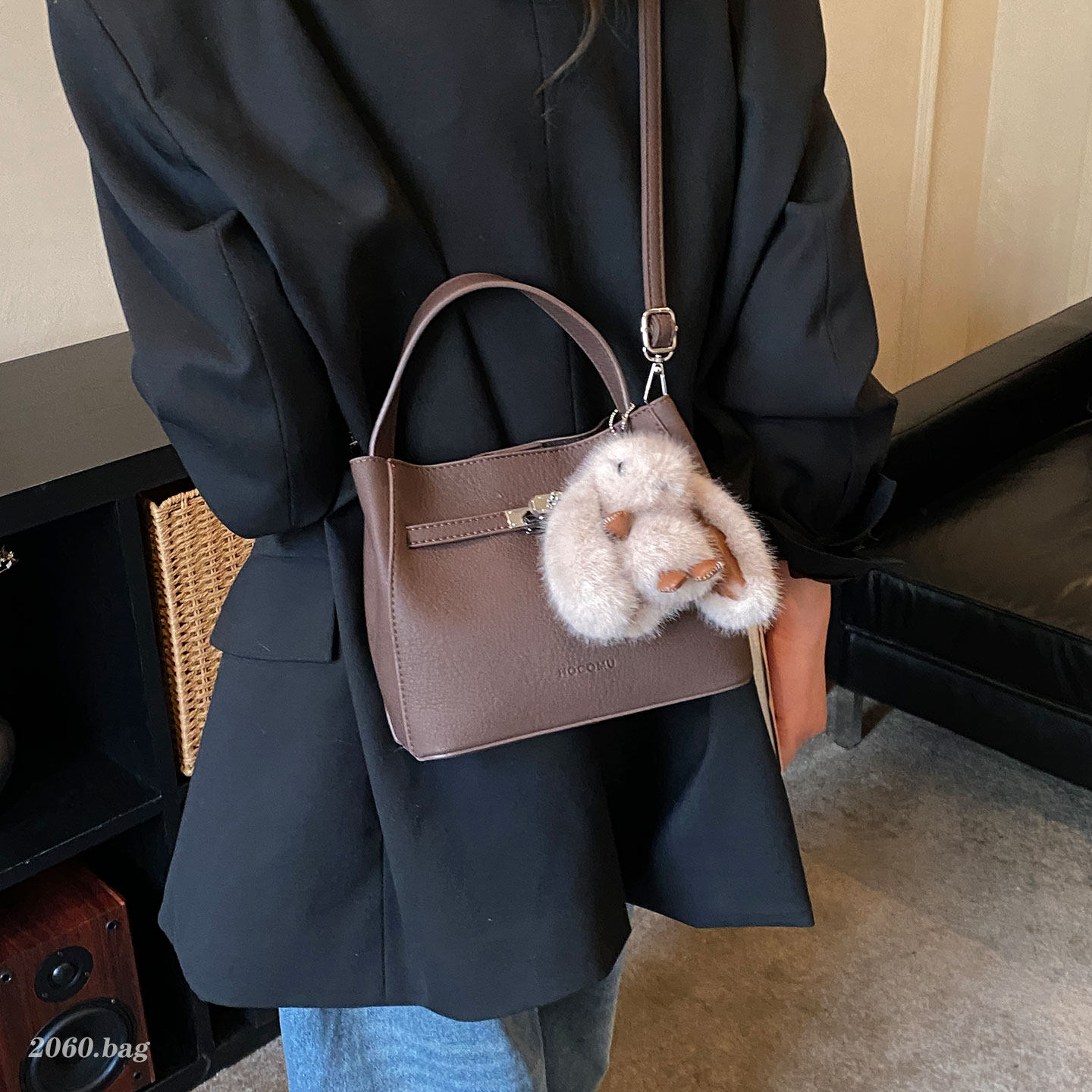 韩版小众设计复古水桶包女2025新款百搭单肩斜挎包高级感手拎包