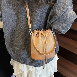 秋冬复古抽绳水桶包包女2025新款 简约手提包 潮百搭单肩斜挎包时尚
