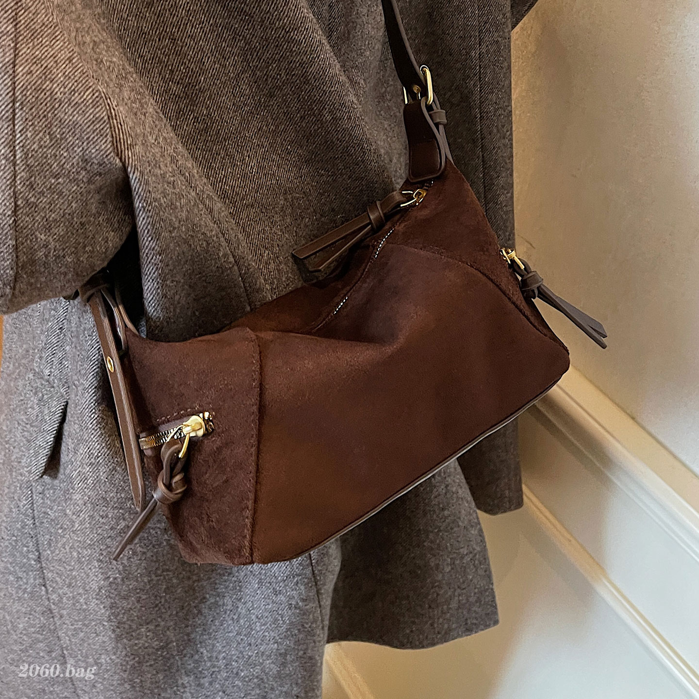 秋冬爆款小众设计绒面小包包2025新款百搭时尚潮女休闲洋气单肩包