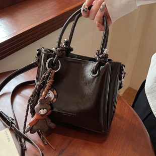 单肩包高级感百搭斜挎包 复古时尚 潮流百搭手拎水桶包2025冬季 新款