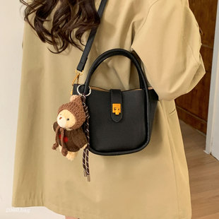 潮百搭女单肩斜跨包包 秋冬时尚 小众设计韩版 ins水桶包包2025新款