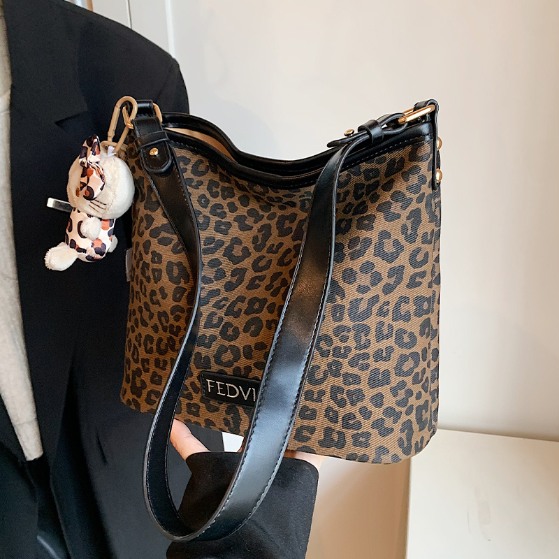 2060包袋简约气质水桶包