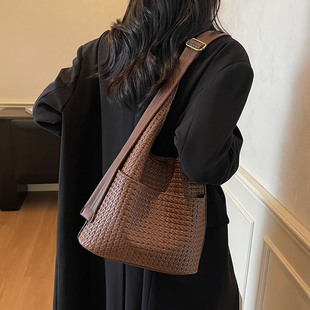 今年流行包包女2025通勤托特包小众设计复古百搭腋下包编织时尚