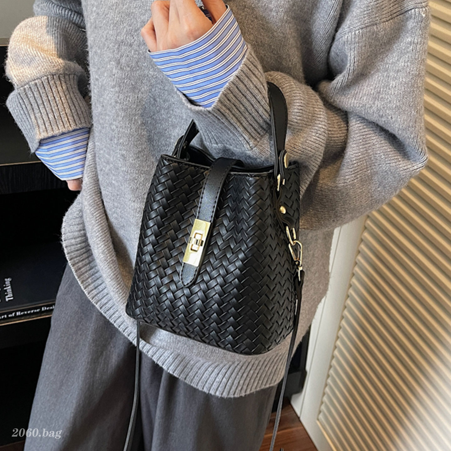 设计感洋气百搭编织皮质单肩斜挎时尚简约2025秋季女式手提水桶包