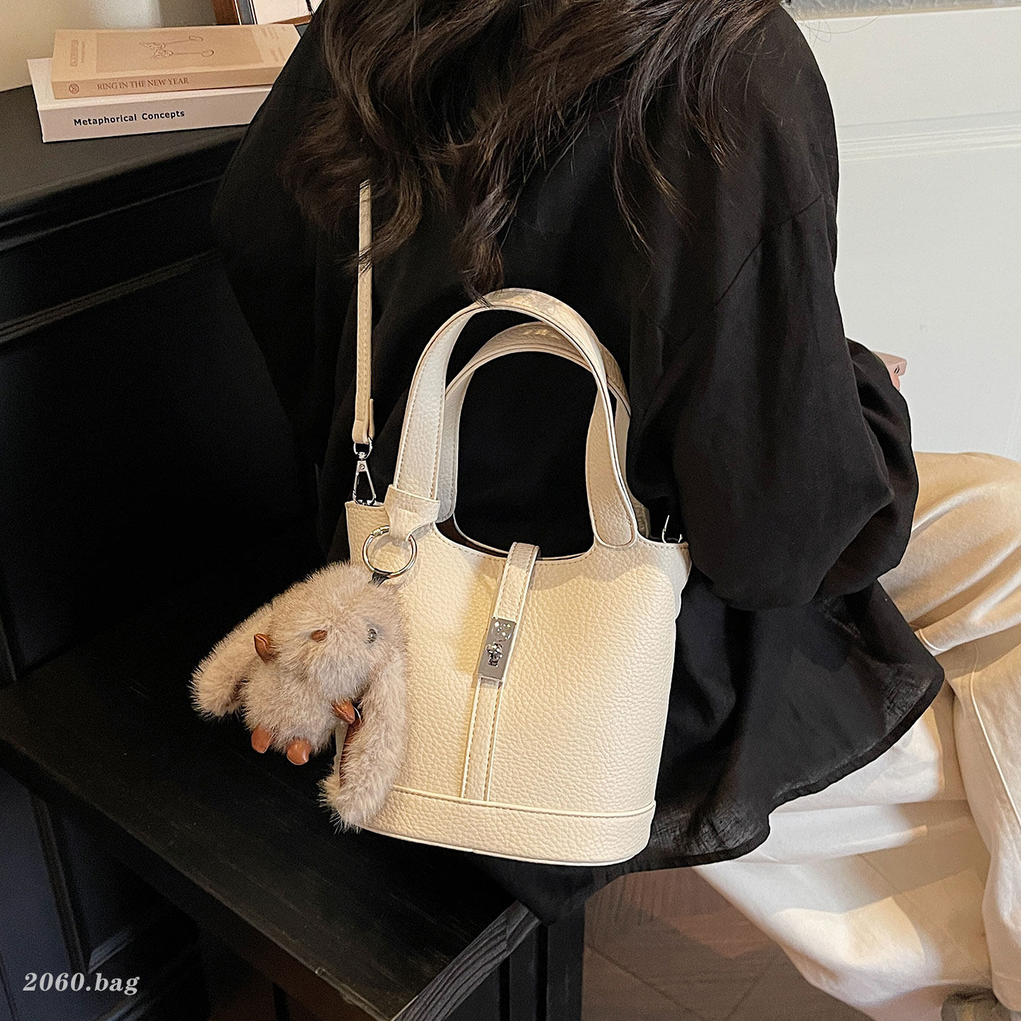 休闲高级感水桶包女2026新款手提斜挎包韩风时尚百搭通勤小众女包,箱包皮具/热销女包/男包,水桶包,淘宝优惠券,粉丝福利购,淘宝优惠卷