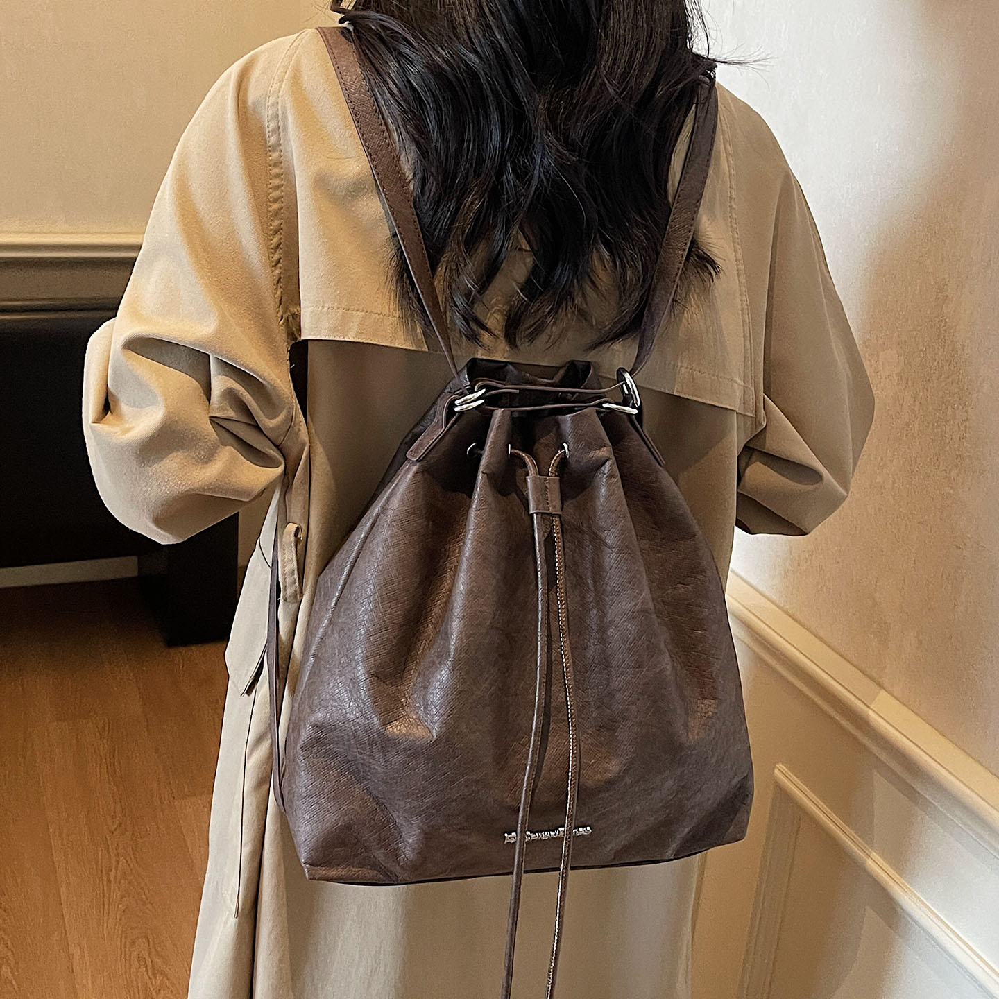 秋冬新款百搭气质水桶包包2025一包多背大容量上班通勤女式单肩包