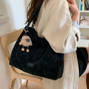 2026新款 百搭单肩斜挎包女大容量通勤水桶包复古高级感手提包 时尚