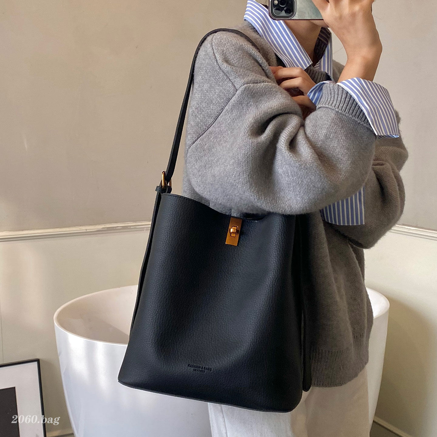 大容量休闲通勤水桶包包2025冬复古今年流行女学生上课单肩斜跨包,箱包皮具/热销女包/男包,水桶包,淘宝优惠券,粉丝福利购,淘宝优惠卷