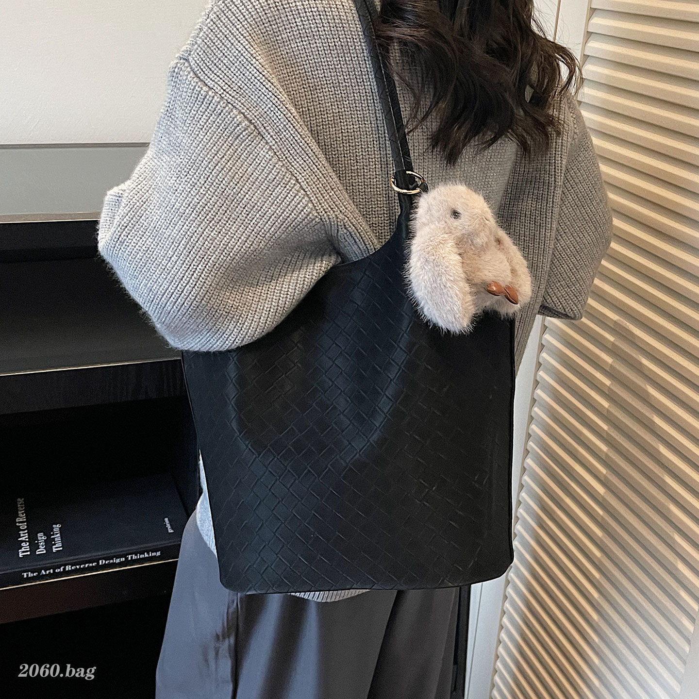 时尚编织大容量百搭复古水桶包2025新款女高级感通勤流行单肩包包